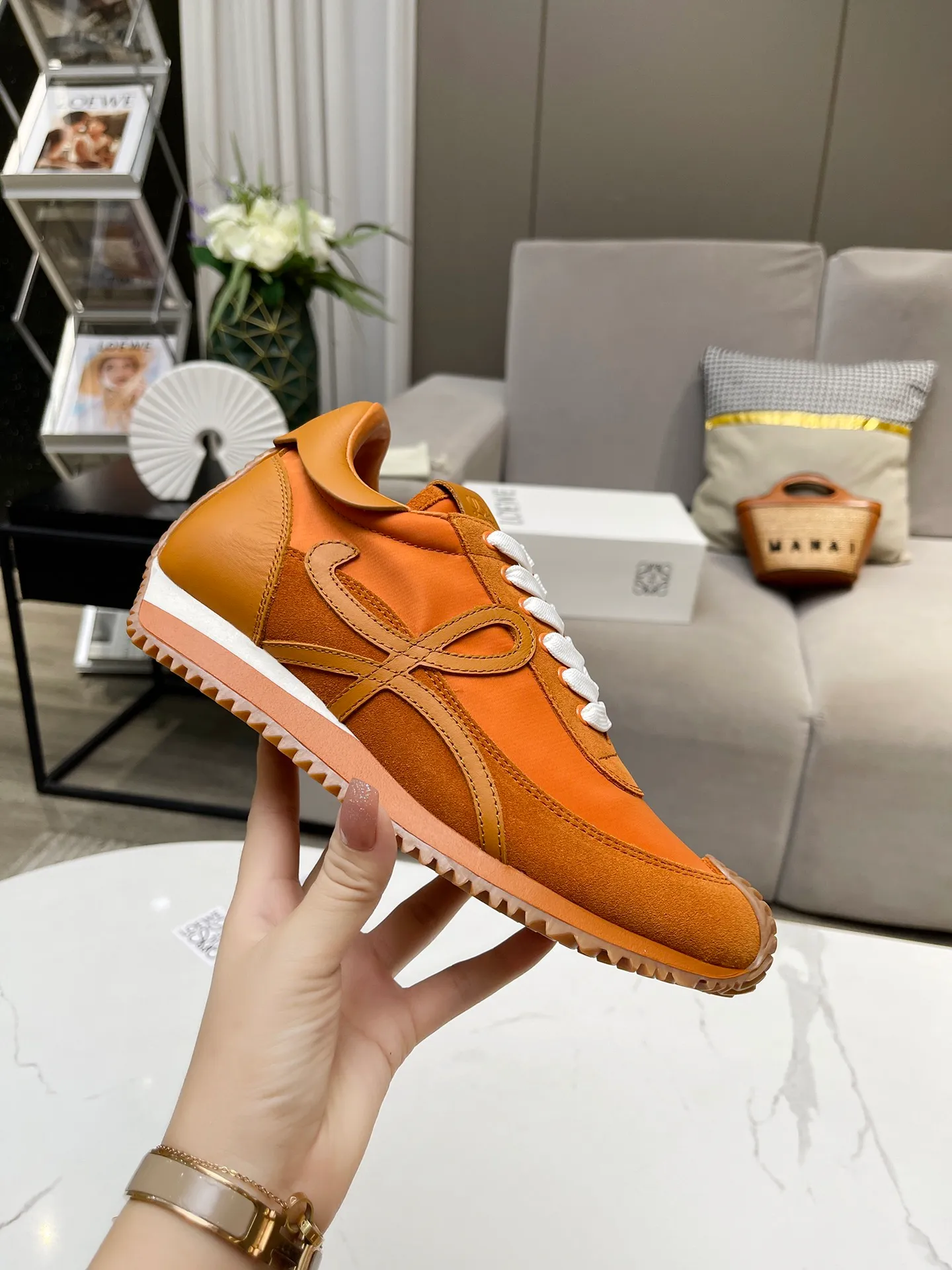👟👟Ex-factory price 520👟👟 Men's code +10 Women's model: 35--39 (customized code 40 for women), Men's model: 40--44 (customized code 45 for men), 🔥🔥Hot LOEWE 2024 latest inner color block moral training shoes Forrest Gump shoes super good-looking super versatile color block stitching upper Very high-end hidden inner vagina 4cm! The heel has a novel design, is soft and comfortable, and has an exclusive brand logo on the side. It will be rated as the most comfortable sneaker of the year and is a must-have for your shoe cabinet!  The upper is made of special original cowhide + original cloth imported from Australia. The cowhide insole / original private model is exclusively customized with a 1:1 outsole!  Complete set in original packaging.